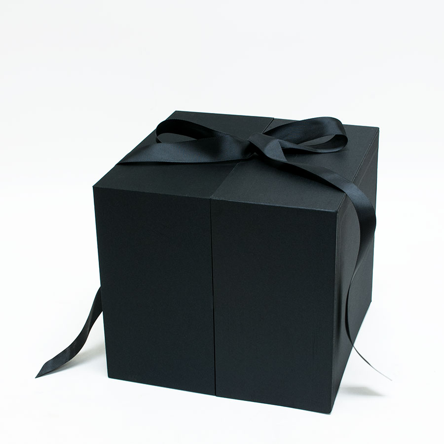 1004Ablack-1 Black Square Flower Box With Heart Enclosed