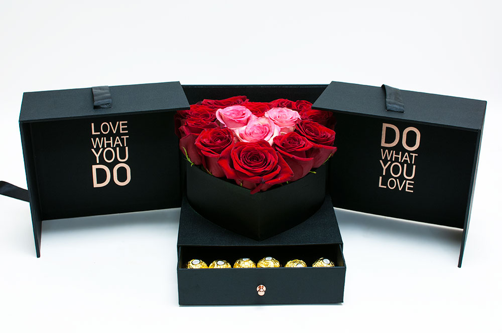 1004Ablack-3 Black Square Flower Box With Heart Enclosed